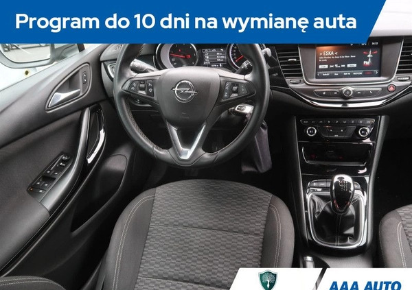 Opel Astra cena 43000 przebieg: 132747, rok produkcji 2017 z Ozorków małe 172